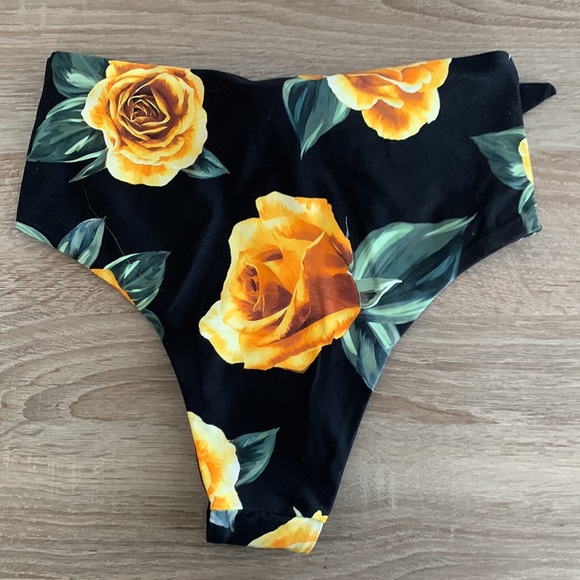 NWT WeWoreWhat Top and Bottom Swim Set - Picture 6 of 9